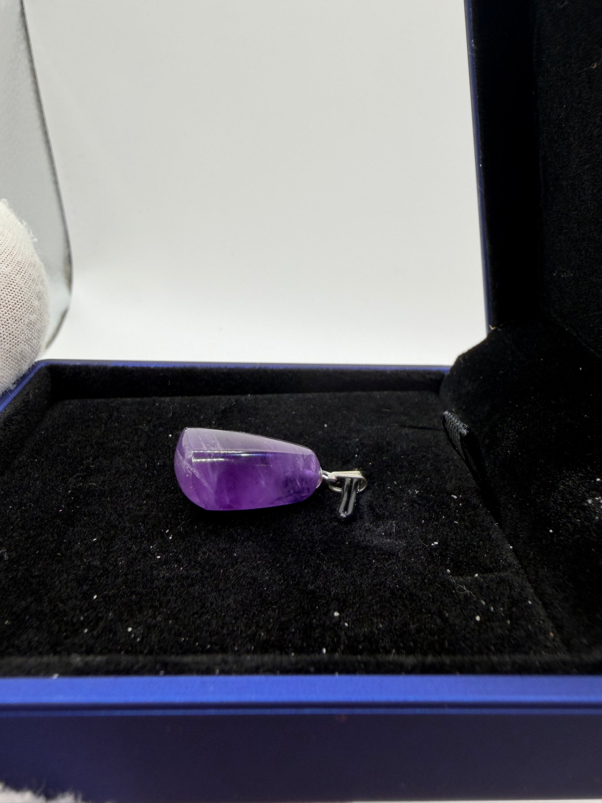 21ct natural amethyst pendant detail showing smooth cabochon dome and sterling silver setting