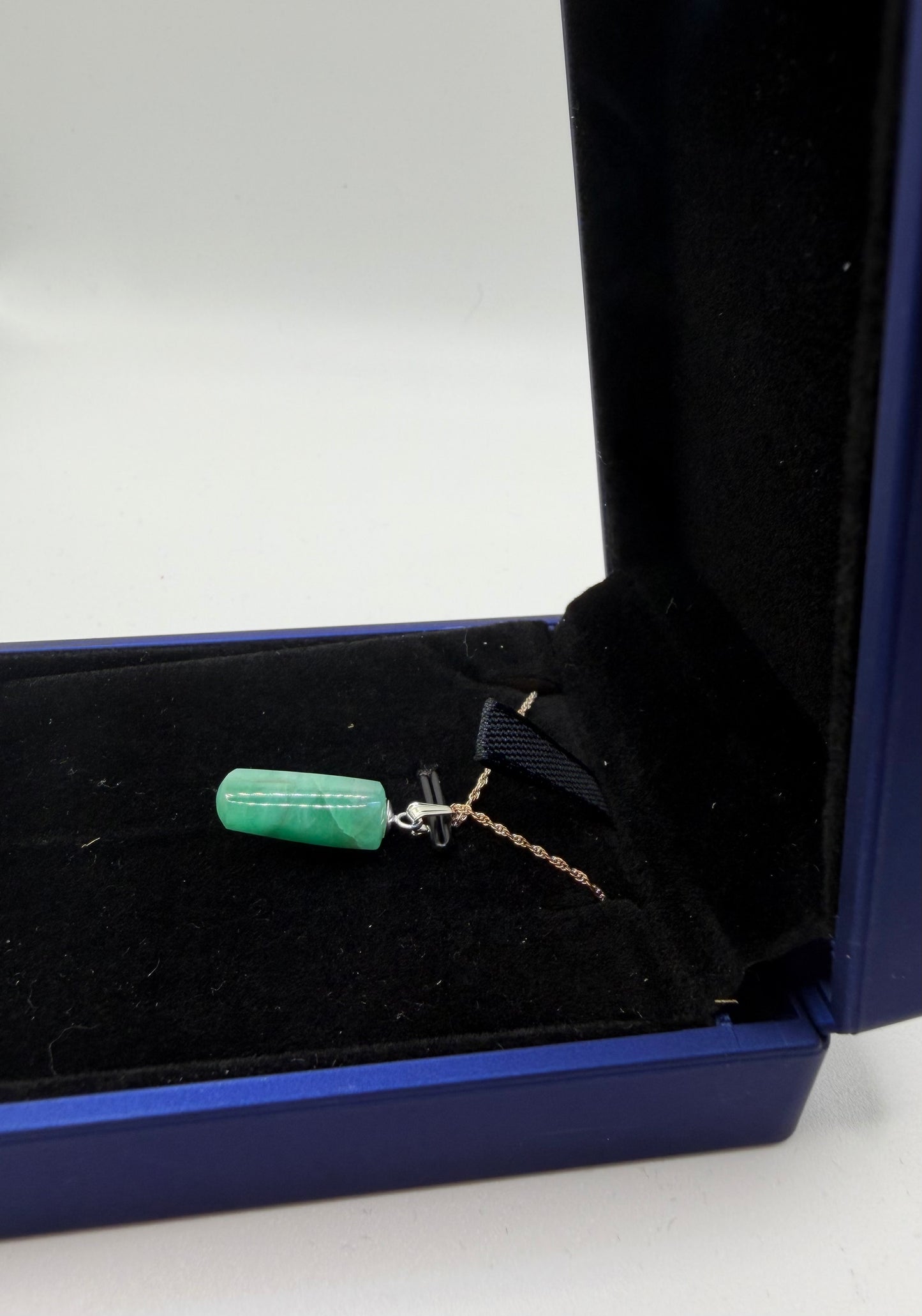 Colombian emerald pendant in lighted display box included with purchase