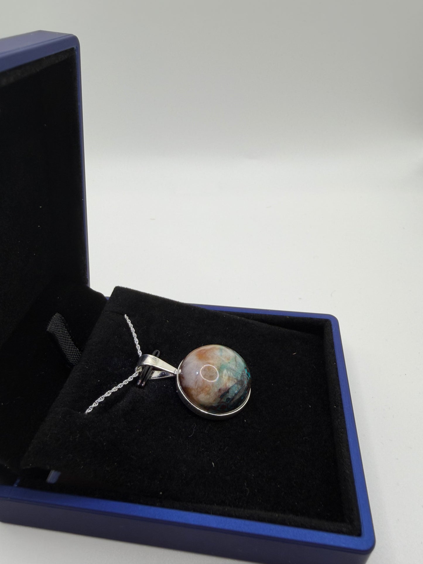 Natural untreated Quantum Quattro mix (Shattuckite, Chrysocolla, Malachite in quartz) in 20mm cabochon